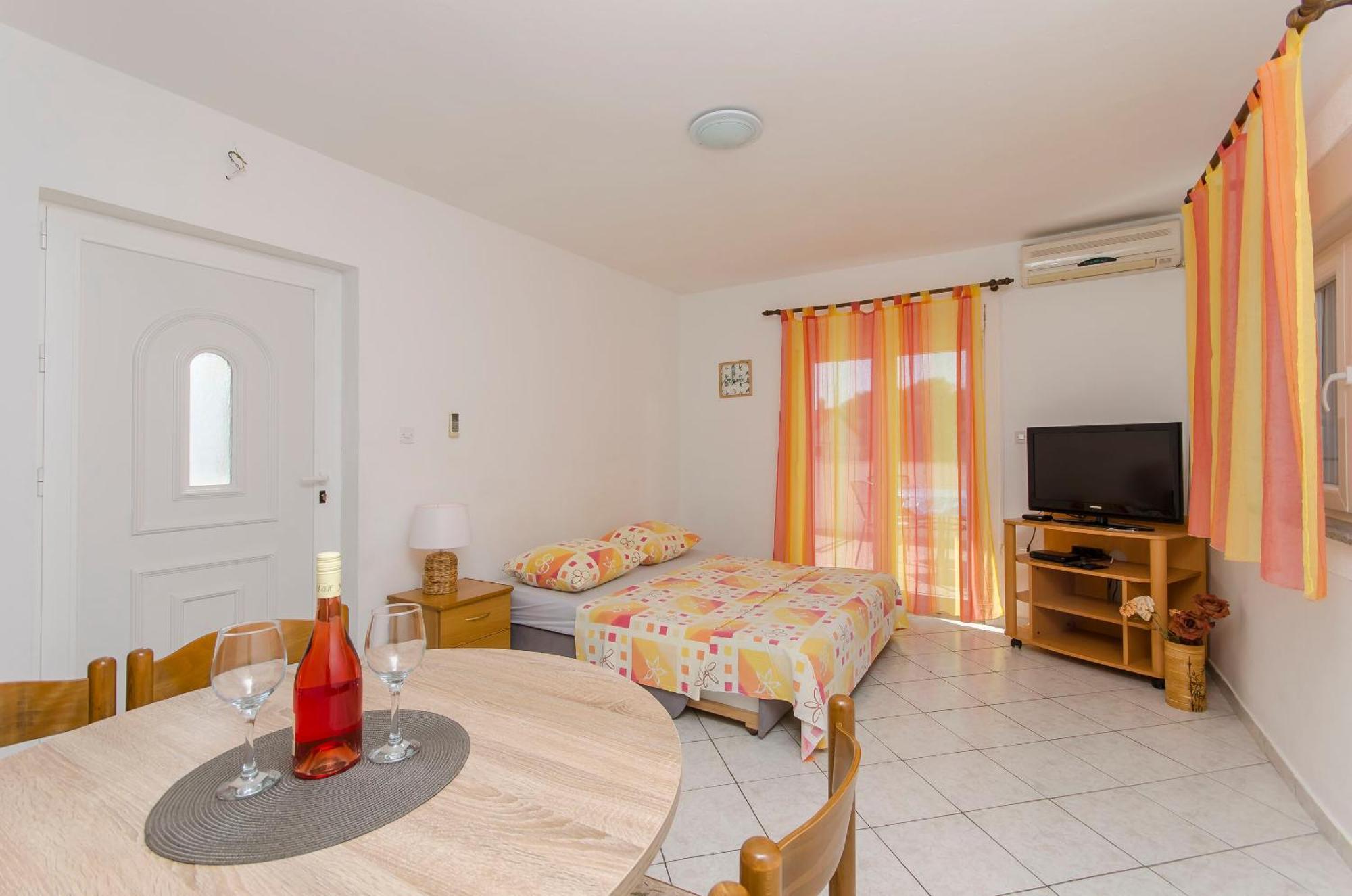 Apartments Danica Pirovac Luaran gambar
